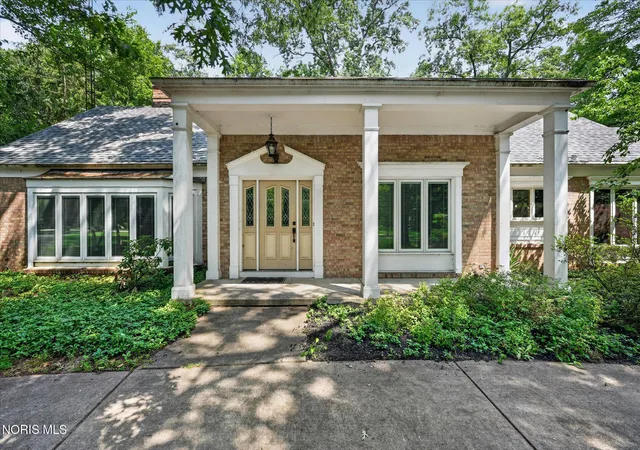 Photo 3 of Single family home for sale at 6164 Valley Park Dr, Toledo, OH 43623 | MLS# 10009690 | Listing updated on 2026-09-14