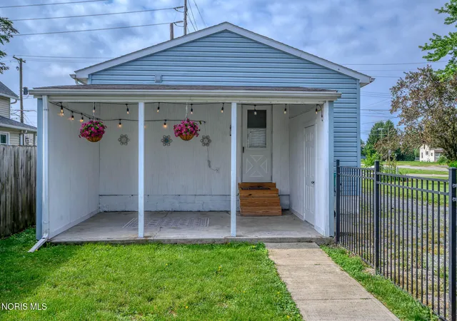 Homes for sale in Fostoria, OH | 622 Mcdougal St, Fostoria, OH 44830 | MLS# 10009135