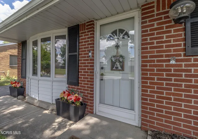 Homes for sale in Holland, OH | 410 Danesmoor Rd, Holland, OH 43528 | MLS# 10009125