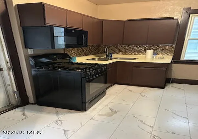 Photo 3 of House for sale at 2005 Airport Hwy, Toledo, OH 43609 | MLS# 10009258 | Listing updated on 2026-09-11