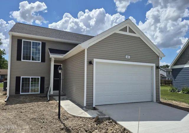 Homes for sale in Defiance, OH | 1465 Lee Ann Ave, Defiance, OH 43512 | MLS# 10009380