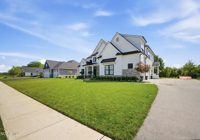 Homes for sale in Perrysburg, OH | 112 Grey Bridge Ct, Perrysburg, OH 43551 | MLS# 10009932