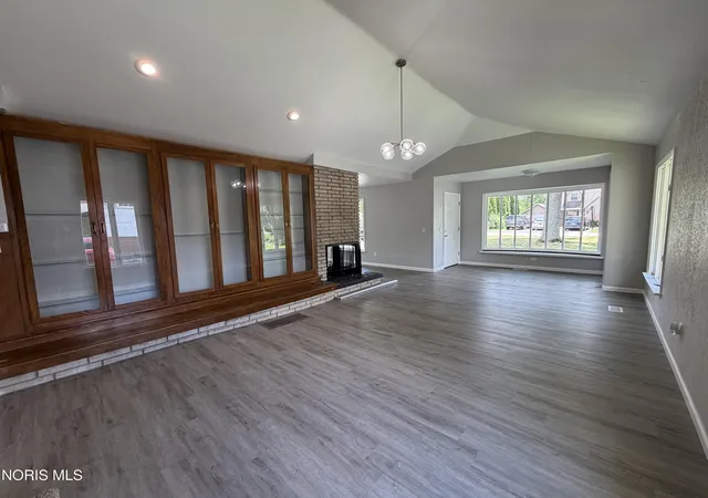 Photo 3 of Single family home for sale at 450 W State Line Rd, Toledo, OH 43612 | MLS# 10009410 | Listing updated on 2026-08-31
