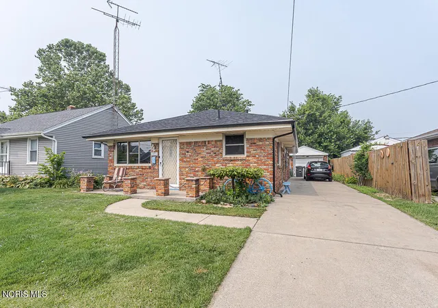 Photo 2 of Single family home for sale at 5235 303rd Street, Toledo, OH 43611 | MLS# 10009436 | Listing updated on 2026-08-18