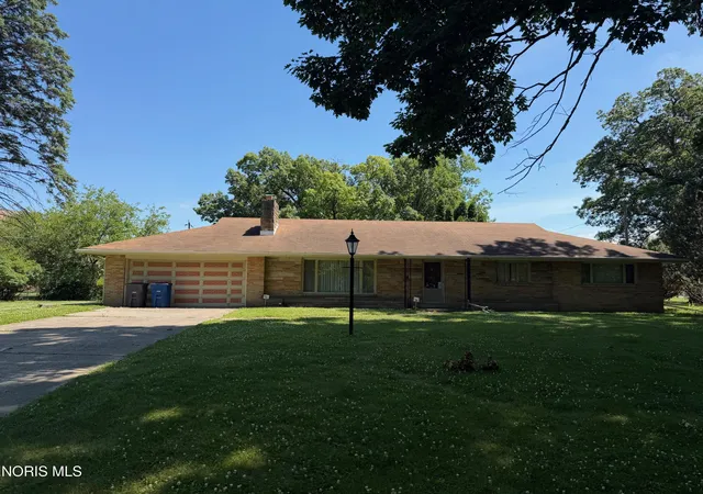 Homes for sale in Toledo, OH | 1001 Greenhills Rd, Toledo, OH 43607 | MLS# 10009491