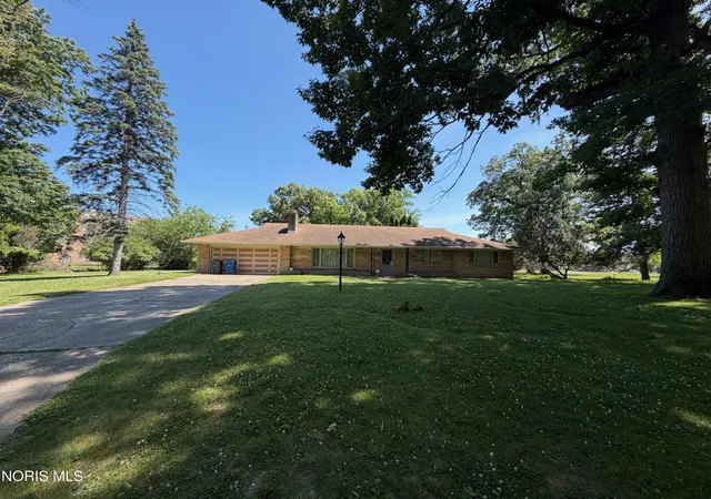 Homes for sale in Toledo, OH | 1001 Greenhills Rd, Toledo, OH 43607 | MLS# 10009491