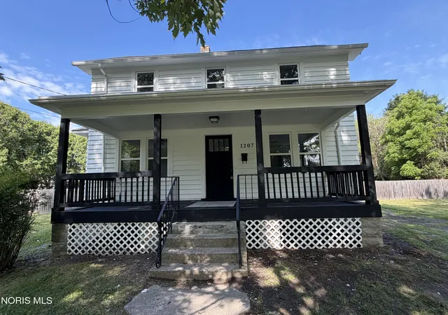 Homes for sale in Toledo, OH | 1207 Vanderbilt Rd, Toledo, OH 43615 | MLS# 10009542