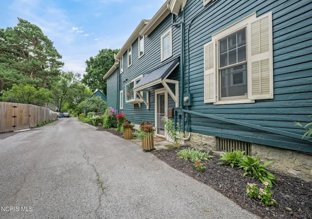 Homes for sale in Perrysburg, OH | 326 E Front St, Perrysburg, OH 43551 | MLS# 10009945