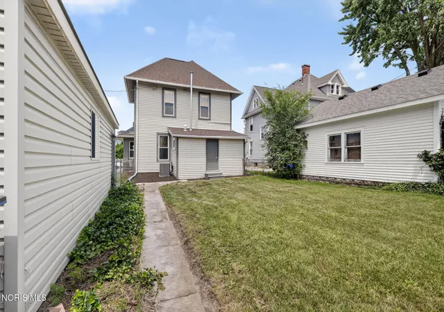 Homes for sale in Bowling Green, OH | 122 Palmer Ave, Bowling Green, OH 43402 | MLS# 10010129