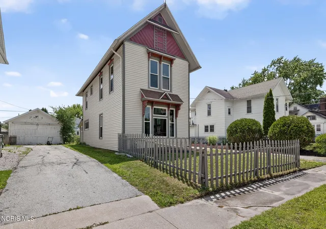 Homes for sale in Bowling Green, OH | 122 Palmer Ave, Bowling Green, OH 43402 | MLS# 10010129