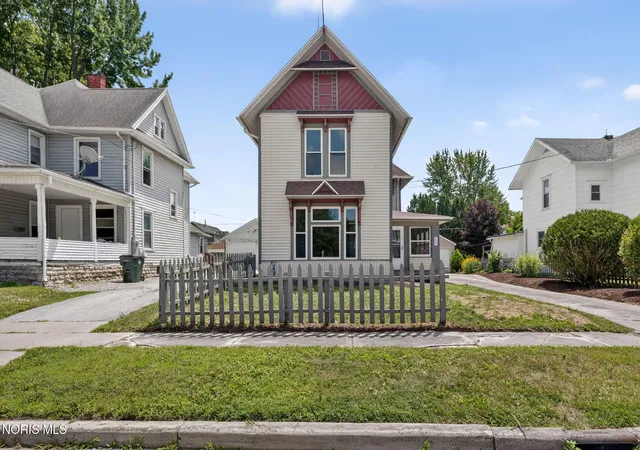 Homes for sale in Bowling Green, OH | 122 Palmer Ave, Bowling Green, OH 43402 | MLS# 10010129