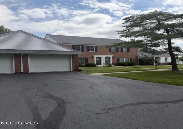Homes for sale in Perrysburg, OH | 26 Olde Orchard Dr, Perrysburg, OH 43551 | MLS# 10009664