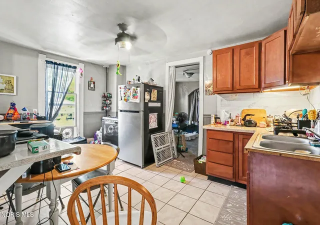 Listing Photo 2 - Condo for sale in building located at 702 E Broadway St, Toledo, OH 43605 - Unit #
