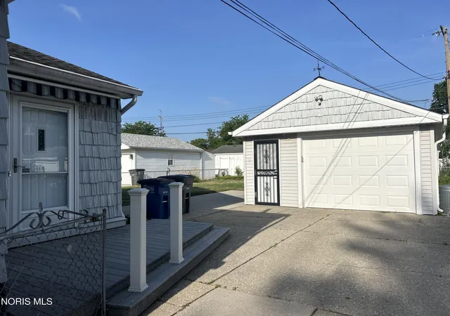 Photo 3 of Single family home for sale at 5311 Fern Dr, Toledo, OH 43613 | MLS# 10009815 | Listing updated on 2026-09-21