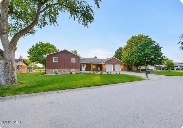 Homes for sale in Fostoria, OH | 578 N Angela Dr, Fostoria, OH 44830 | MLS# 10010119
