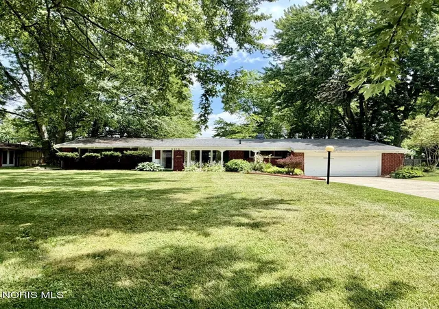 Homes for sale in Toledo, OH | 3318 E Lincolnshire Blvd, Toledo, OH 43606 | MLS# 10009849