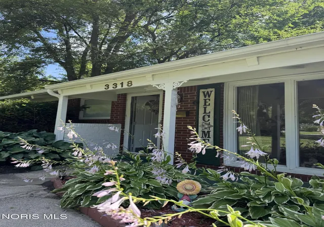 Homes for sale in Toledo, OH | 3318 E Lincolnshire Blvd, Toledo, OH 43606 | MLS# 10009849