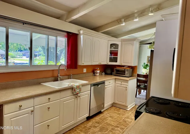 Photo 4 of Single family home for sale at 3318 E Lincolnshire Blvd, Toledo, OH 43606 | MLS# 10009849 | Listing updated on 2026-10-01