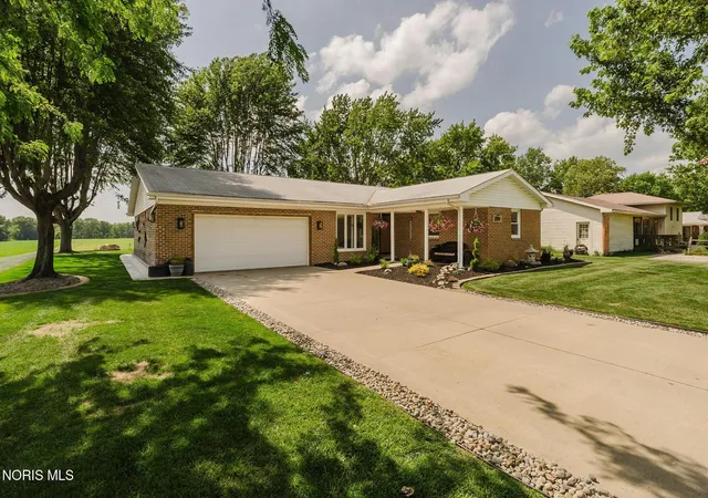 Homes for sale in Fostoria, OH | 221 Vickie Ln, Fostoria, OH 44830 | MLS# 10009874