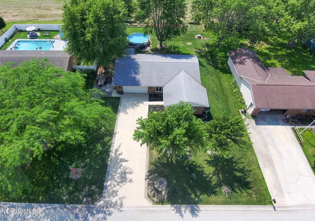 Homes for sale in Fostoria, OH | 221 Vickie Ln, Fostoria, OH 44830 | MLS# 10009874