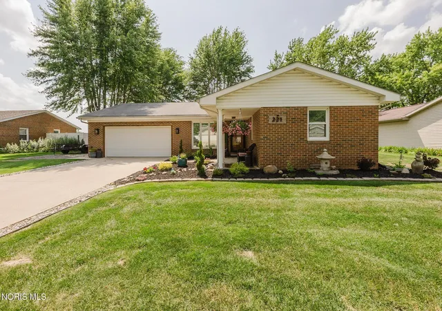 Homes for sale in Fostoria, OH | 221 Vickie Ln, Fostoria, OH 44830 | MLS# 10009874