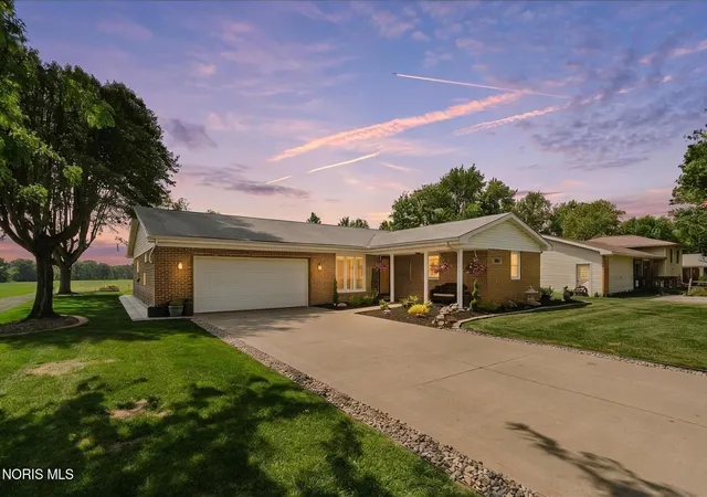 Homes for sale in Fostoria, OH | 221 Vickie Ln, Fostoria, OH 44830 | MLS# 10009874