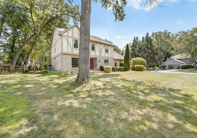 Homes for sale in Toledo, OH | 2238 Cheshire Woods Rd, Toledo, OH 43617 | MLS# 10010334