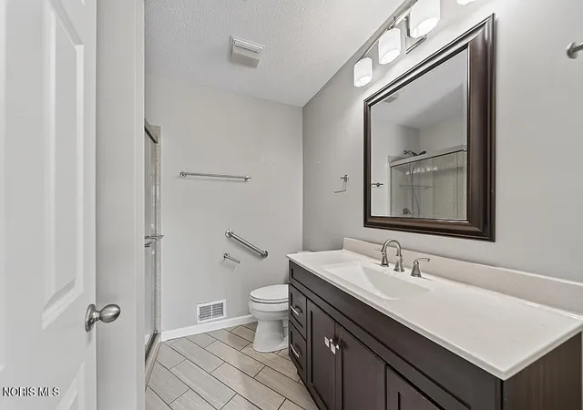 2nd image of 2224 Fox Run Cir, Findlay, OH 45840