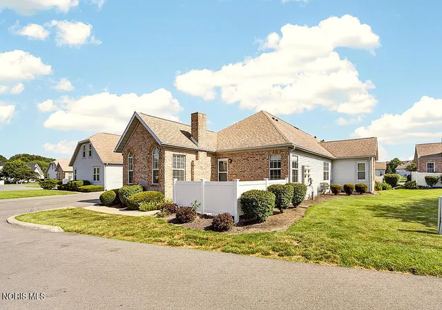 3rd image of 2224 Fox Run Cir, Findlay, OH 45840