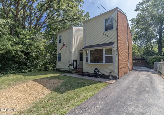 Homes for sale in Perrysburg, OH | 28570 Simmons Rd, Perrysburg, OH 43551 | MLS# 10009997