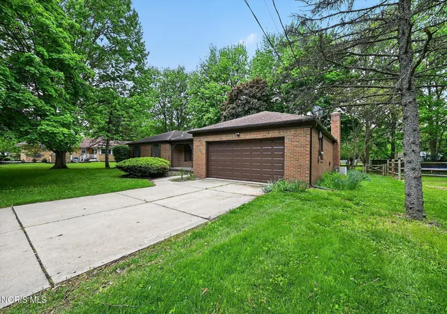 Homes for sale in Bowling Green, OH | 405 Normandie Blvd, Bowling Green, OH 43402 | MLS# 10009941