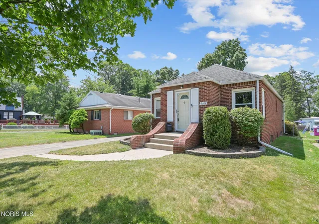 Homes for sale in Toledo, OH | 5107 Newhart Circle, Toledo, OH 43615 | MLS# 10010097