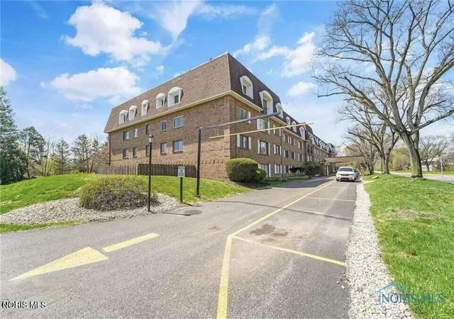 Homes for sale in Ottawa Hills, OH | 4343 W Bancroft St #2 C, Ottawa Hills, OH 43615 | MLS# 10009999