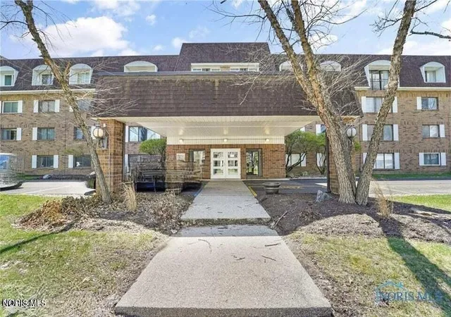 Homes for sale in Ottawa Hills, OH | 4343 W Bancroft St #2 C, Ottawa Hills, OH 43615 | MLS# 10009999