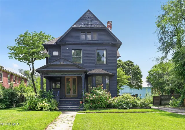 3rd image of 2222 Parkwood Ave, Toledo, OH 43620 | MLS# 10010065