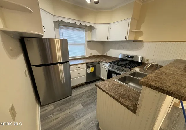 Listing Photo 3 - Condo for sale in building located at 2222 Scottwood Ave, Toledo, OH 43620
