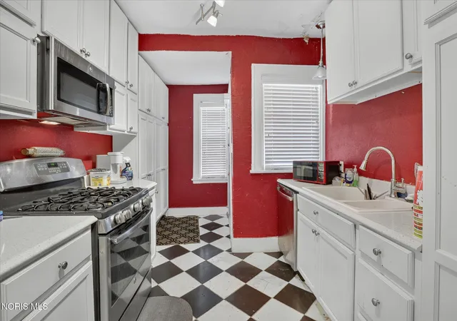Listing Photo 2 - Condo for sale in building located at 2341 Parkwood Ave, Toledo, OH 43620 - Unit #