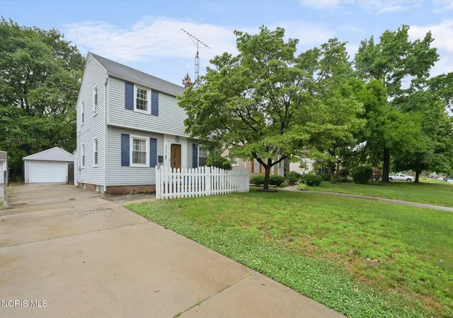 Homes for sale in Toledo, OH | 3827 Doty Dr, Toledo, OH 43613 | MLS# 10010076