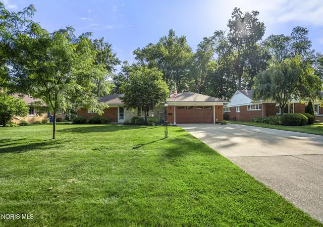 Homes for sale in Toledo, OH | 2327 Heatherwood Dr, Toledo, OH 43614 | MLS# 10010106