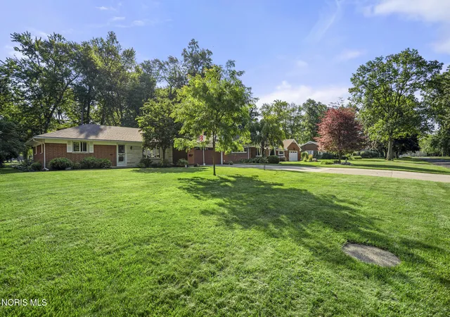 Homes for sale in Toledo, OH | 2327 Heatherwood Dr, Toledo, OH 43614 | MLS# 10010106