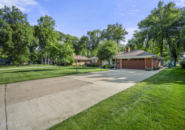Homes for sale in Toledo, OH | 2327 Heatherwood Dr, Toledo, OH 43614 | MLS# 10010106