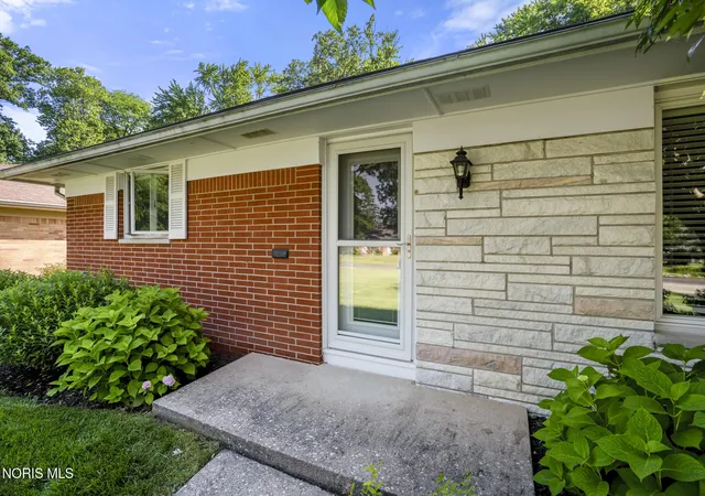Homes for sale in Toledo, OH | 2327 Heatherwood Dr, Toledo, OH 43614 | MLS# 10010106