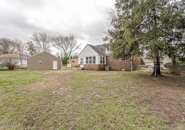 Photo 3 of Single family home for sale at 5542 Ashdale Ct, Toledo, OH 43612 | MLS# 10010109 | Listing updated on 2026-08-03
