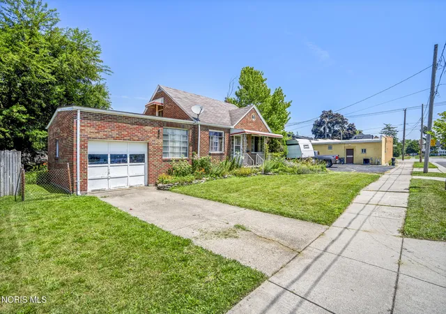 Photo 2 of Single family home for sale at 2737 109th Street, Toledo, OH 43611 | MLS# 10010111 | Listing updated on 2026-09-04