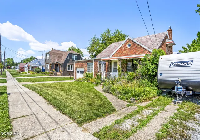 Photo 3 of Single family home for sale at 2737 109th Street, Toledo, OH 43611 | MLS# 10010111 | Listing updated on 2026-09-04