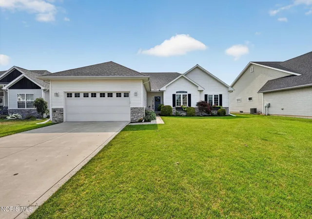 Photo 2 of Sale Pending at 3927 Ten Mile Crk Dr, Sylvania, OH 43560 | MLS# 10010230 | Listing updated on 2026-09-07