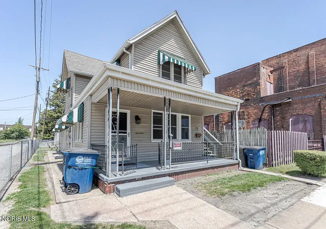 Listing Photo 3 - Condo for sale in building located at 1011 Nevada St, Toledo, OH 43605