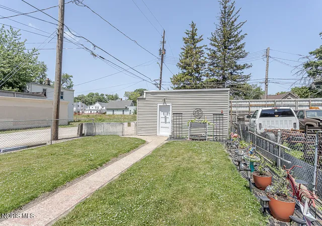 Listing Photo 2 - Condo for sale in building located at 1011 Nevada St, Toledo, OH 43605 - Unit #