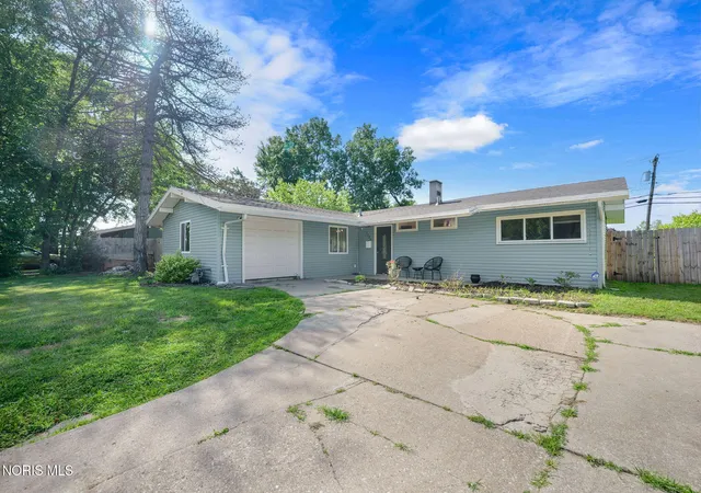 Photo 3 of Single family home for sale at 3325 Queenswood Blvd, Toledo, OH 43606 | MLS# 10010213 | Listing updated on 2026-08-27