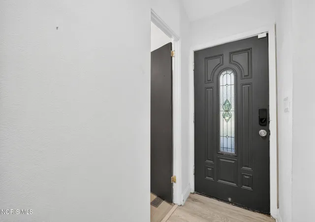 Photo 4 of Single family home for sale at 3325 Queenswood Blvd, Toledo, OH 43606 | MLS# 10010213 | Listing updated on 2026-08-27